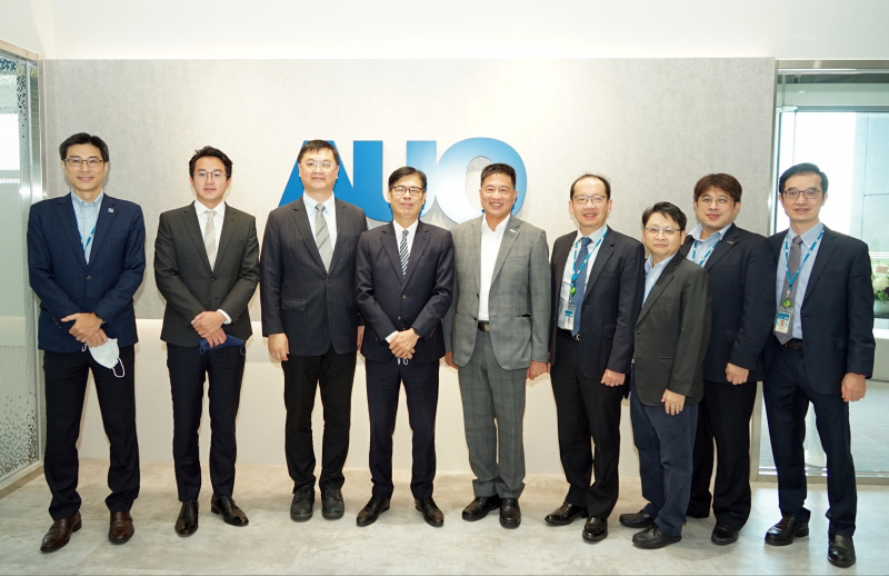 AG庄闲光電前進亞灣成立「AUO解決方案研發中心」，作為多元場域解決方案研發及試驗場域（圖中左為高雄市長陳其邁、圖中右為AG庄闲光電董事長彭双浪）